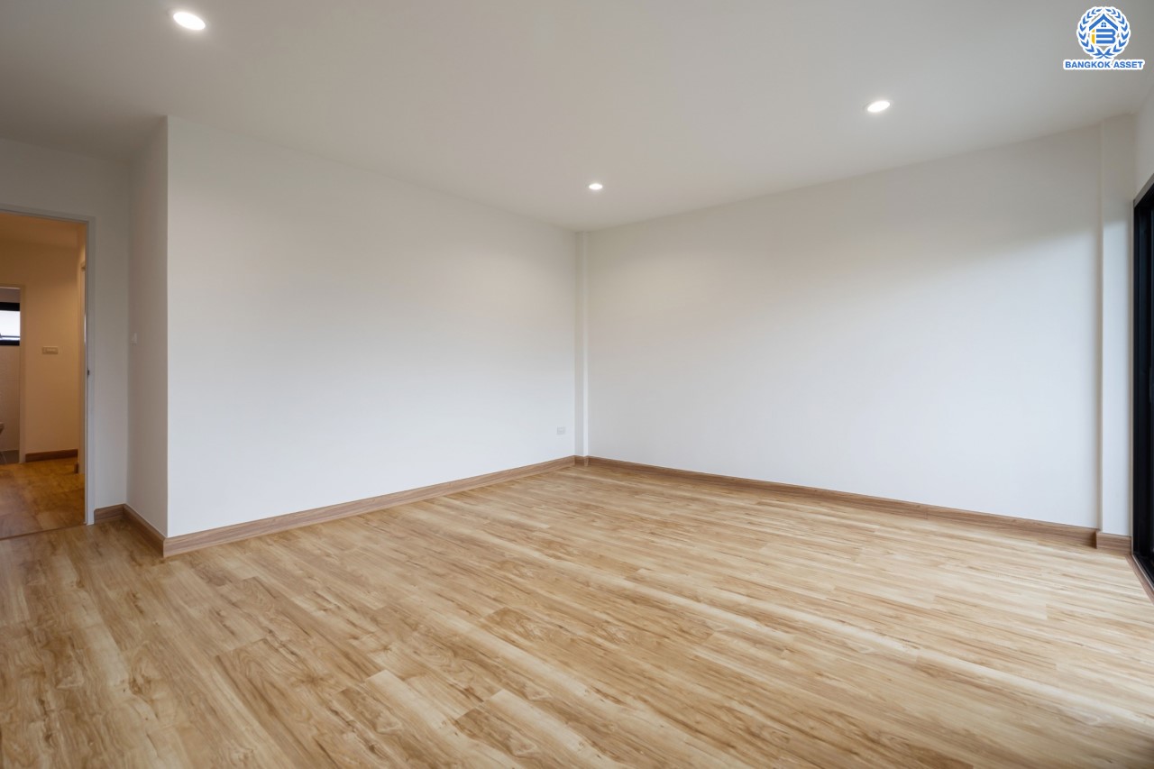 บ้านมือสองตกแต่งใหม่ ดีไซน์สวย ม.บ้านช่อชัยพฤกษ์ จรัญฯ-ปิ่นเกล้า เนื้อที่ 30.5 ตร.ว. ฟังก์ชัน 3 ห้องนอน 3 ห้องน้ำ จอดรถได้ 2 คัน รองรับทุกกิจกรรม บนทำเลเชื่อมต่อหลายเส้นทาง ใกล้จุดขึ้นทางด่วน "ศรีรัช" และรถไฟฟ้าสายสีแดง "สถานีบางบำหรุ"...